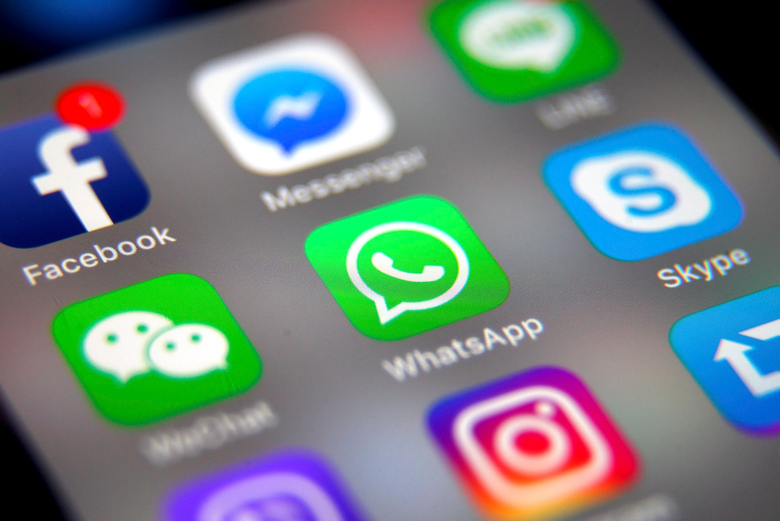 Hong Kong batasi aplikasi seperti WhatsApp dan WeChat